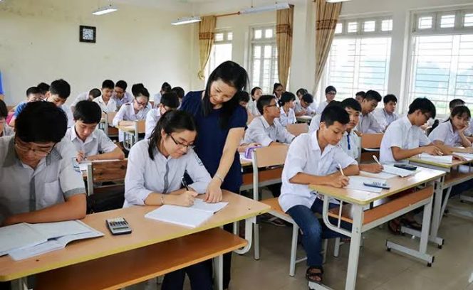 
					Krisis Guru Bayangi Pendidikan Indonesia, Reformasi Kurikulum Dinilai Tak Menyentuh Akar Masalah