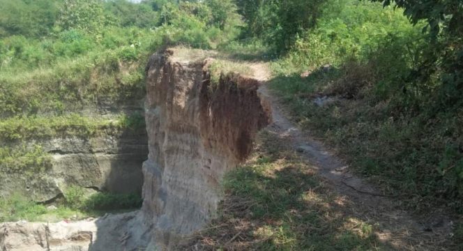 
					Tambang Diduga Ilegal Makan Jalan Dusun, Warga Grogol Murka!