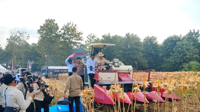 
					Presiden Prabowo dan Kapolri Panen Raya Jagung Nasional di Tuban Perkuat Ketahanan Pangan