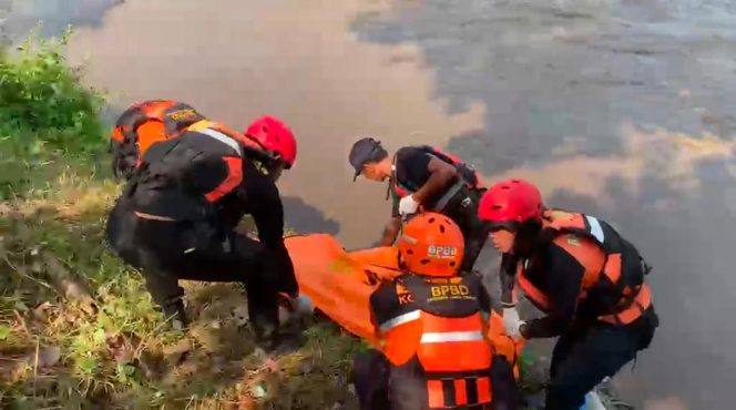 
					Foto: Tim Basarnas dan SAR gabungan mengevakuasi jenazah Mustofa (45) yang ditemukan meninggal di Sungai Brantas setelah dua hari pencarian. (Istimewa)