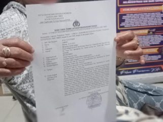Korban menunjukkan bukti laporannya. (Wartasurya.com)