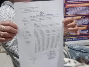 Korban menunjukkan bukti laporannya. (Wartasurya.com)