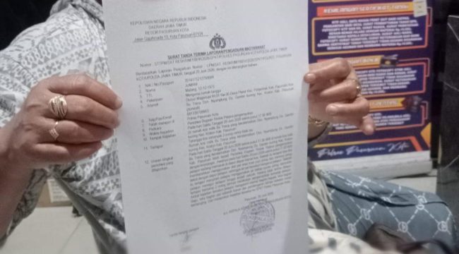 Korban menunjukkan bukti laporannya. (Wartasurya.com)