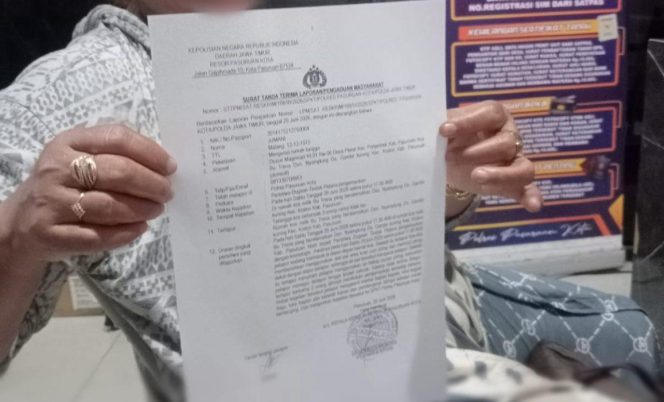 
					Korban menunjukkan bukti laporannya. (Wartasurya.com)