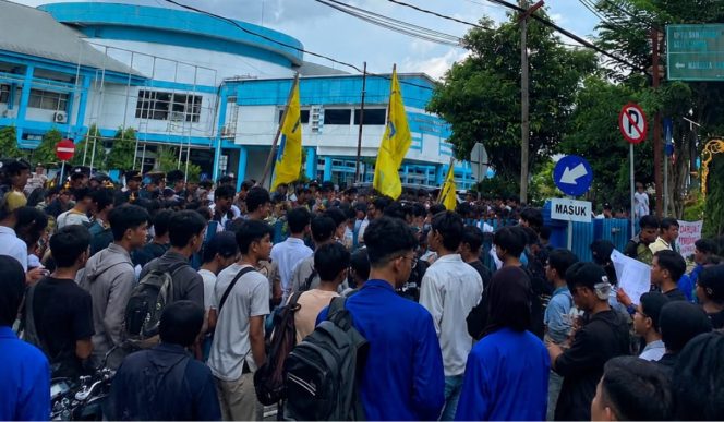 
					Mahasiswa PMII Unmul Gelar Aksi Demo di Depan Dishub Kaltim, Minta Pengawasan Layanan Penyeberangan ASDP Diperketat